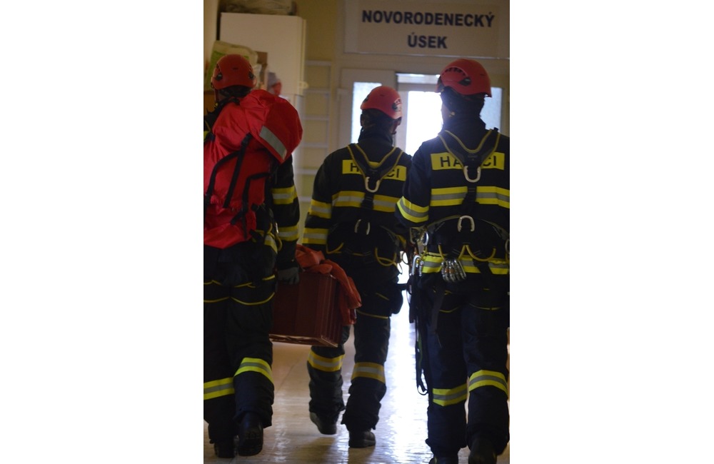 FOTO: Desiatky hasičov predviedlo likvidáciu požiaru na treťom poschodí nemocnice, foto 11