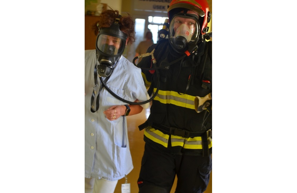FOTO: Desiatky hasičov predviedlo likvidáciu požiaru na treťom poschodí nemocnice, foto 12