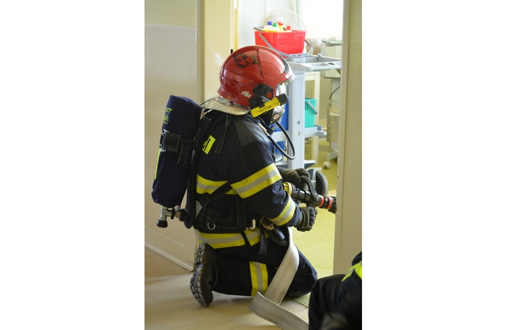 FOTO: Desiatky hasičov predviedlo likvidáciu požiaru na treťom poschodí nemocnice, foto 10