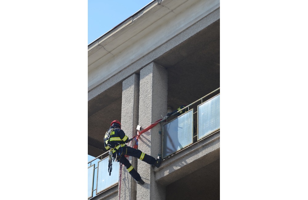FOTO: Desiatky hasičov predviedlo likvidáciu požiaru na treťom poschodí nemocnice, foto 14