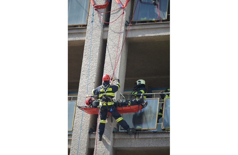 FOTO: Desiatky hasičov predviedlo likvidáciu požiaru na treťom poschodí nemocnice, foto 15