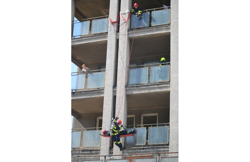 FOTO: Desiatky hasičov predviedlo likvidáciu požiaru na treťom poschodí nemocnice, foto 16