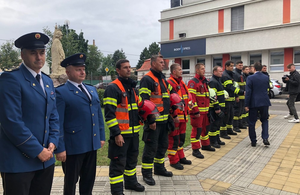 FOTO: Ľudovít Odór s potápačmi a zdravotníkmi v Trenčíne, foto 1