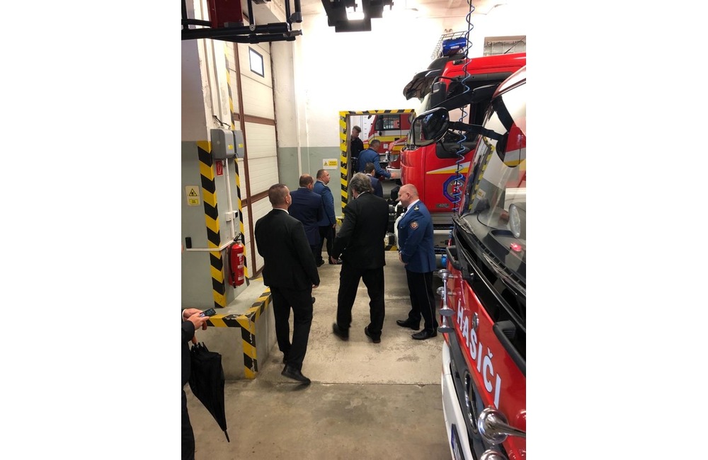 FOTO: Ľudovít Odór s potápačmi a zdravotníkmi v Trenčíne, foto 2