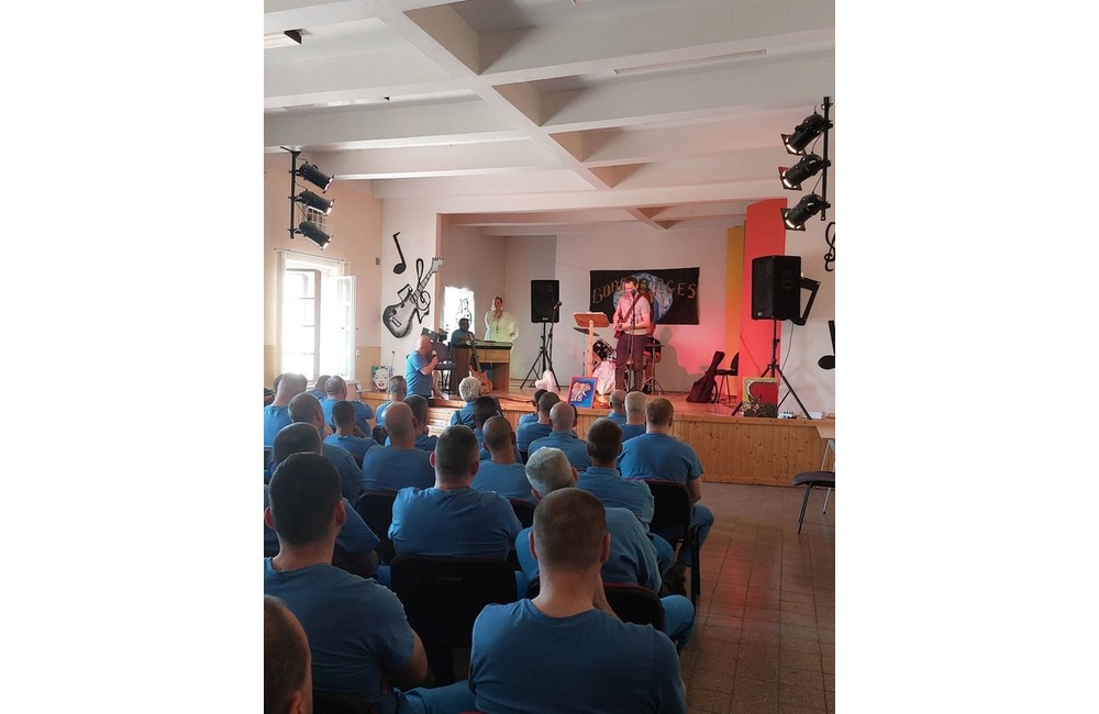 FOTO: Umenie spoza múrov väzenia. Na pódiu to roztočila aj kapela s originálnym názvom, foto 1