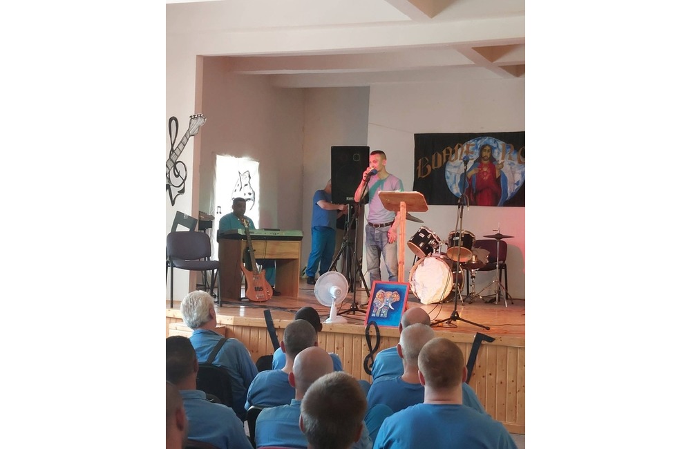 FOTO: Umenie spoza múrov väzenia. Na pódiu to roztočila aj kapela s originálnym názvom, foto 3