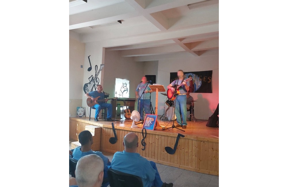 FOTO: Umenie spoza múrov väzenia. Na pódiu to roztočila aj kapela s originálnym názvom, foto 5