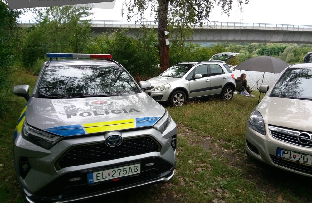 FOTO: Policajná akcia zameraná na kontrolu rybárov a ťažbu dreva, foto 1