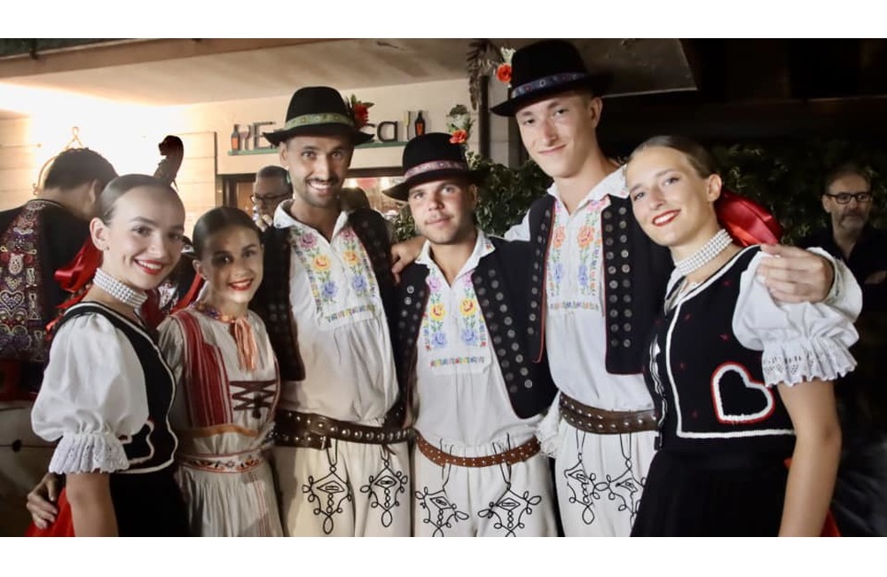FOTO: Folklórny súbor z Dubnice nad Váhom zažiaril v Taliansku. Roztancovali celé mesto, foto 1