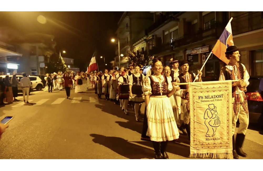 FOTO: Folklórny súbor z Dubnice nad Váhom zažiaril v Taliansku. Roztancovali celé mesto, foto 3