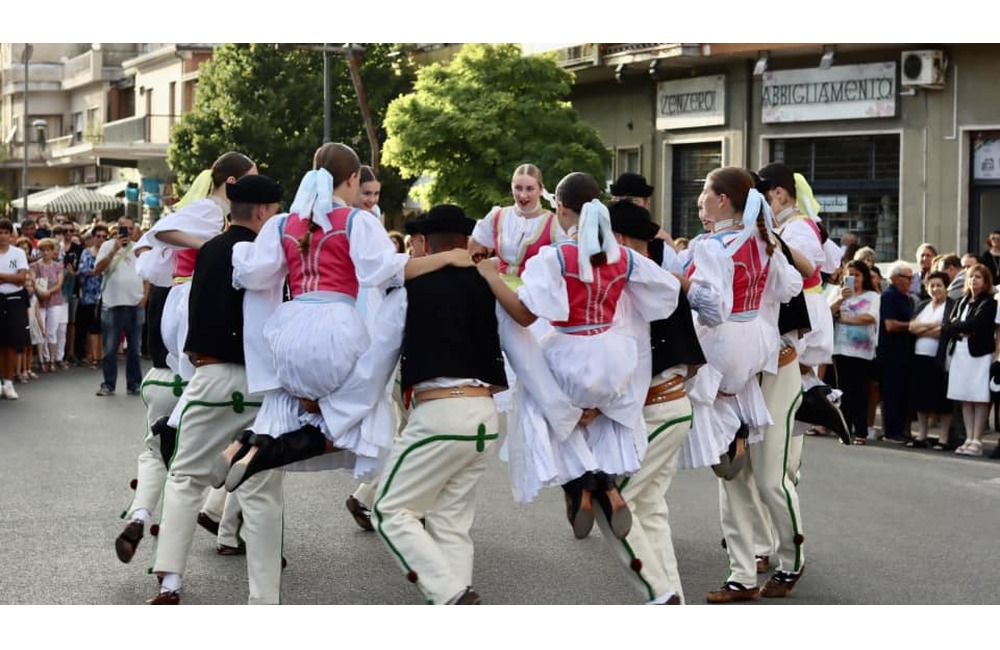 FOTO: Folklórny súbor z Dubnice nad Váhom zažiaril v Taliansku. Roztancovali celé mesto, foto 5