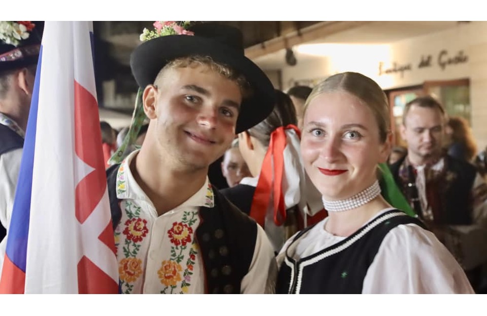 FOTO: Folklórny súbor z Dubnice nad Váhom zažiaril v Taliansku. Roztancovali celé mesto, foto 8