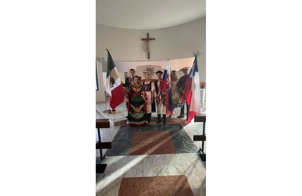 FOTO: Folklórny súbor z Dubnice nad Váhom zažiaril v Taliansku. Roztancovali celé mesto, foto 11