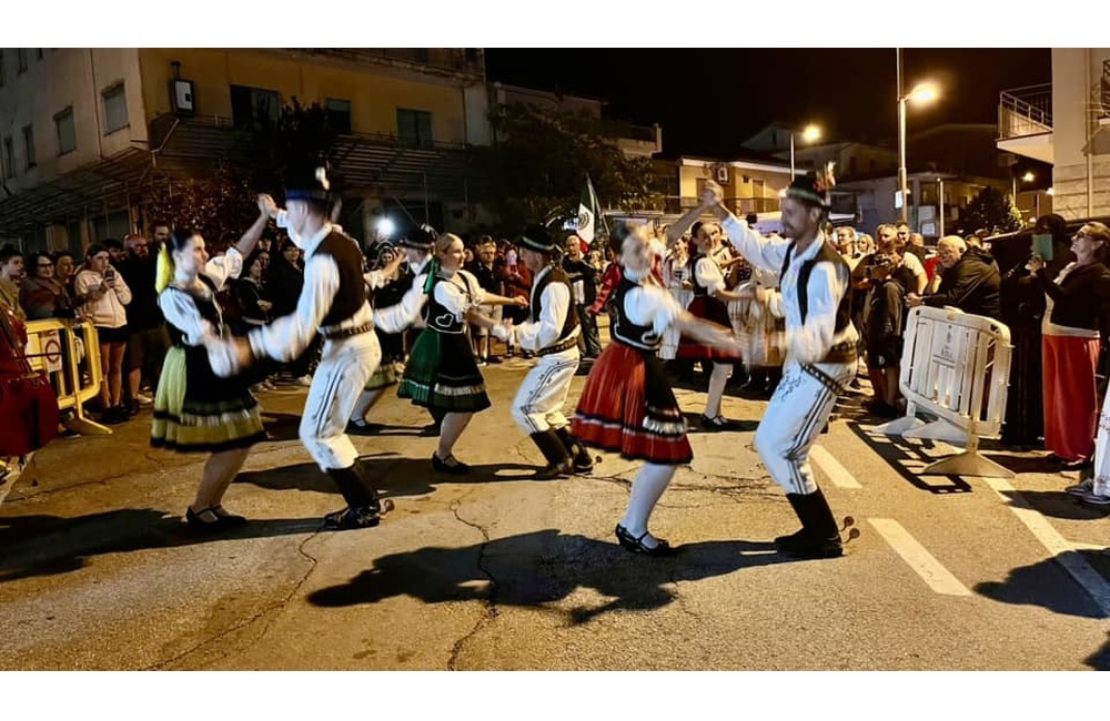 FOTO: Folklórny súbor z Dubnice nad Váhom zažiaril v Taliansku. Roztancovali celé mesto, foto 12
