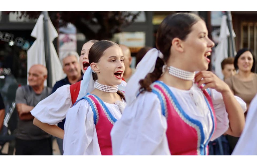 FOTO: Folklórny súbor z Dubnice nad Váhom zažiaril v Taliansku. Roztancovali celé mesto, foto 9