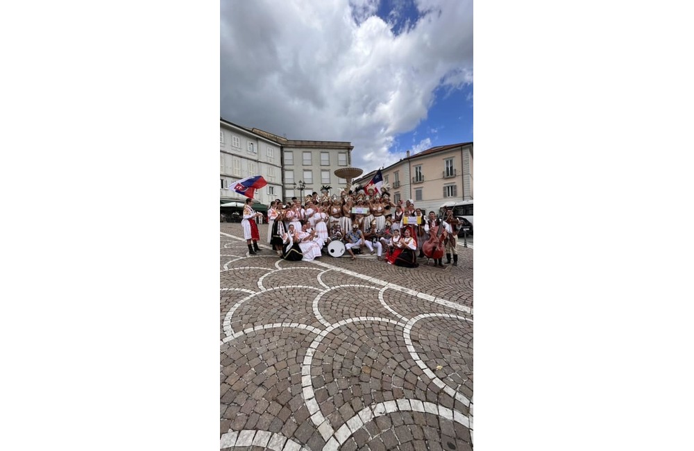 FOTO: Folklórny súbor z Dubnice nad Váhom zažiaril v Taliansku. Roztancovali celé mesto, foto 14