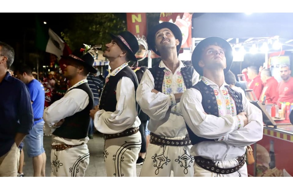 FOTO: Folklórny súbor z Dubnice nad Váhom zažiaril v Taliansku. Roztancovali celé mesto, foto 15