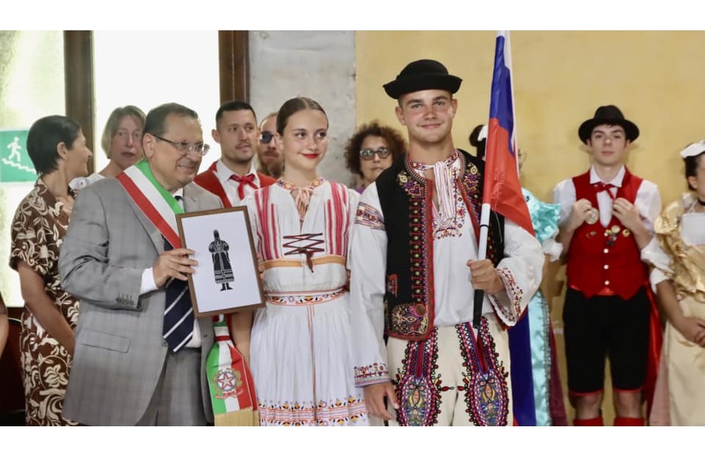 FOTO: Folklórny súbor z Dubnice nad Váhom zažiaril v Taliansku. Roztancovali celé mesto, foto 16