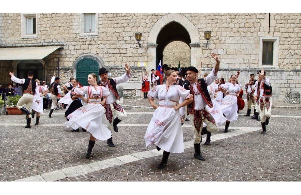 FOTO: Folklórny súbor z Dubnice nad Váhom zažiaril v Taliansku. Roztancovali celé mesto, foto 18