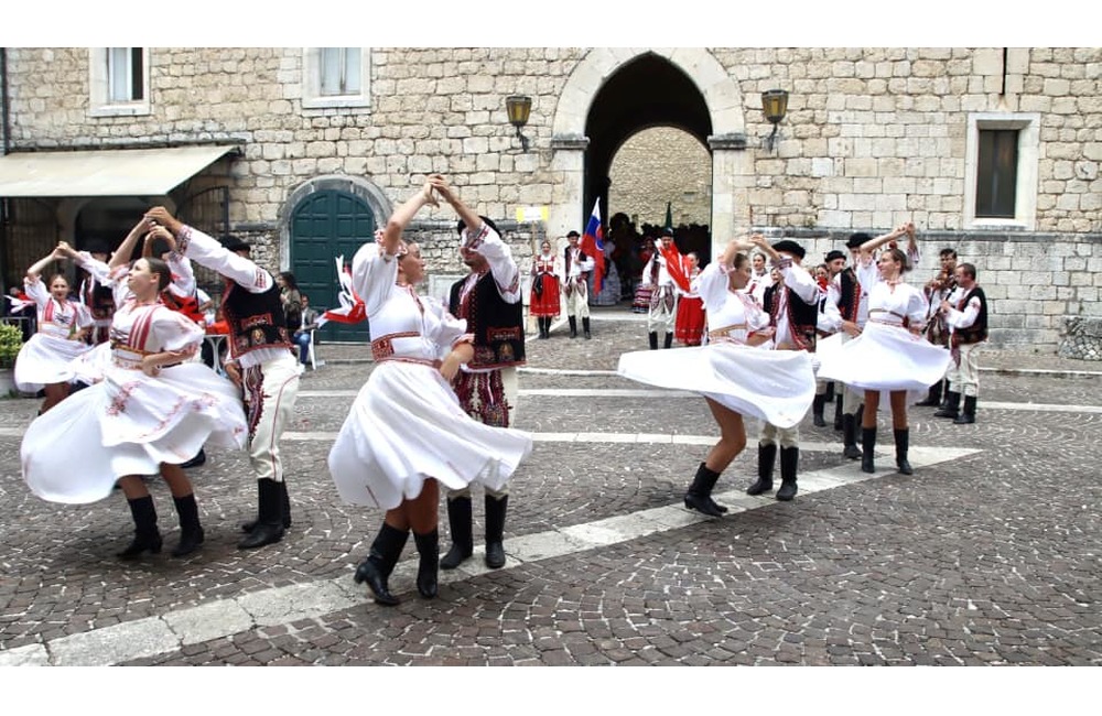FOTO: Folklórny súbor z Dubnice nad Váhom zažiaril v Taliansku. Roztancovali celé mesto, foto 20