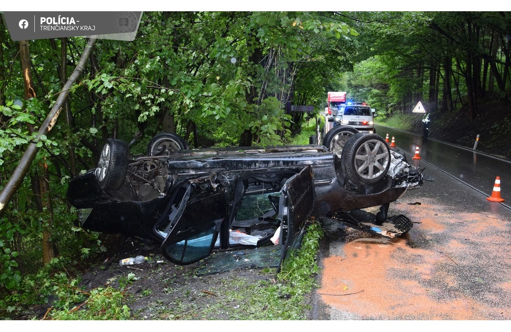 FOTO: Pri 27-ročnom vodičovi a jeho spolujazdkyni stáli všetci svätí. Z ich auta po havárii zostala len kopa šrotu, foto 1