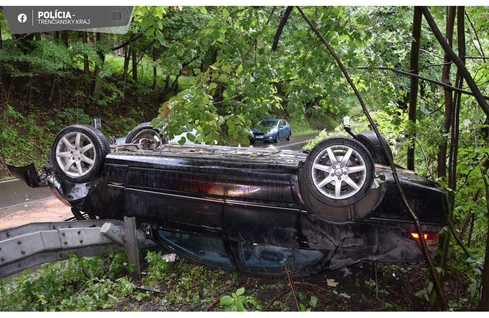 FOTO: Pri 27-ročnom vodičovi a jeho spolujazdkyni stáli všetci svätí. Z ich auta po havárii zostala len kopa šrotu, foto 2