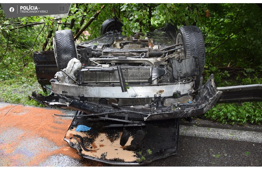 FOTO: Pri 27-ročnom vodičovi a jeho spolujazdkyni stáli všetci svätí. Z ich auta po havárii zostala len kopa šrotu, foto 3