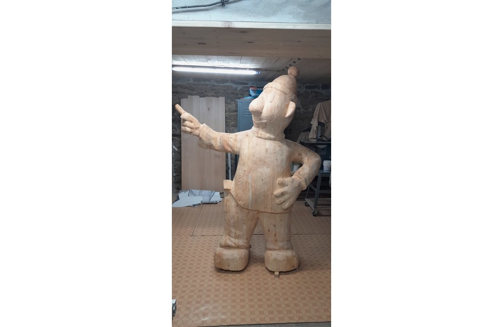 FOTO: Dvojmetrové postavičky strážia ihrisko pod diaľnicou. Takto vyzeral príchod Pata a Mata na svet, foto 2