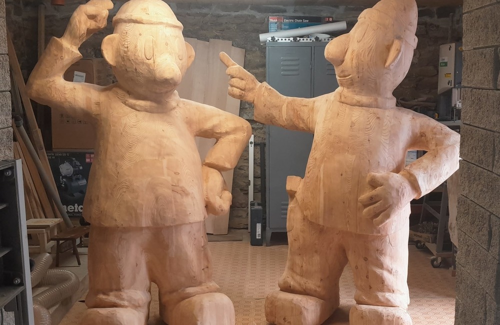 FOTO: Dvojmetrové postavičky strážia ihrisko pod diaľnicou. Takto vyzeral príchod Pata a Mata na svet, foto 4