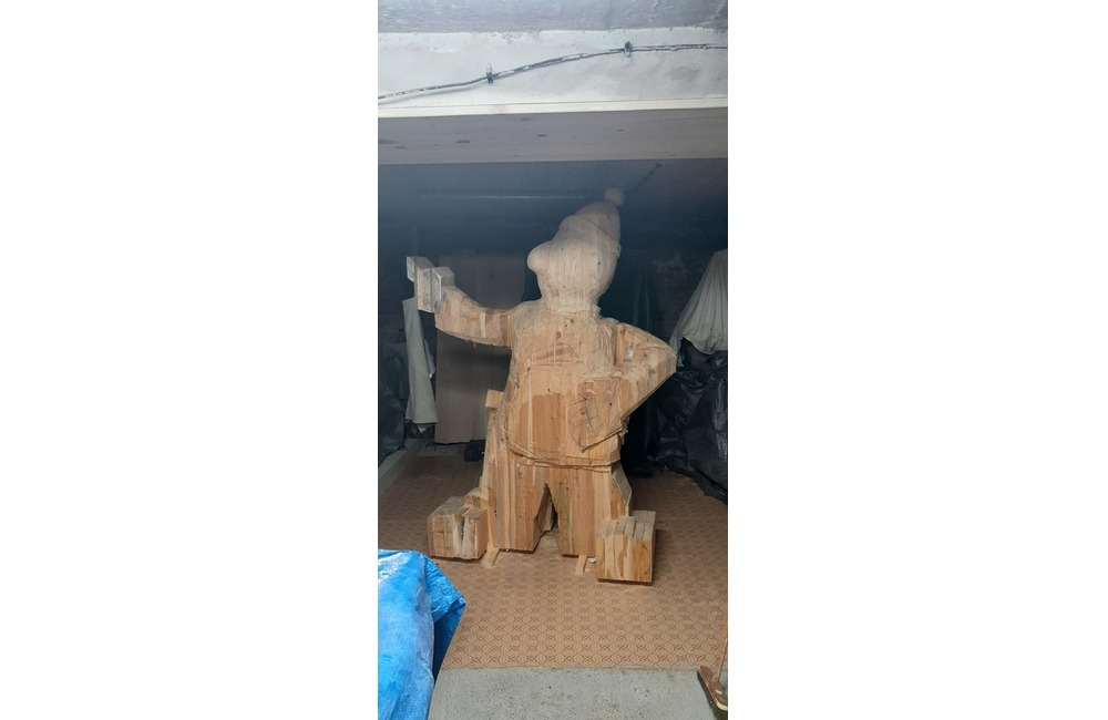 FOTO: Dvojmetrové postavičky strážia ihrisko pod diaľnicou. Takto vyzeral príchod Pata a Mata na svet, foto 5