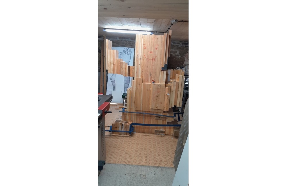 FOTO: Dvojmetrové postavičky strážia ihrisko pod diaľnicou. Takto vyzeral príchod Pata a Mata na svet, foto 11