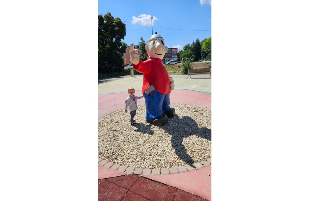 FOTO: Dvojmetrové postavičky strážia ihrisko pod diaľnicou. Takto vyzeral príchod Pata a Mata na svet, foto 12