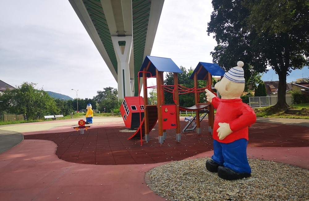 FOTO: Dvojmetrové postavičky strážia ihrisko pod diaľnicou. Takto vyzeral príchod Pata a Mata na svet, foto 15