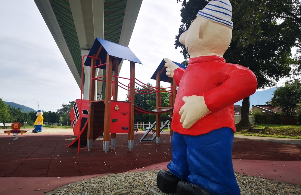 FOTO: Dvojmetrové postavičky strážia ihrisko pod diaľnicou. Takto vyzeral príchod Pata a Mata na svet, foto 16