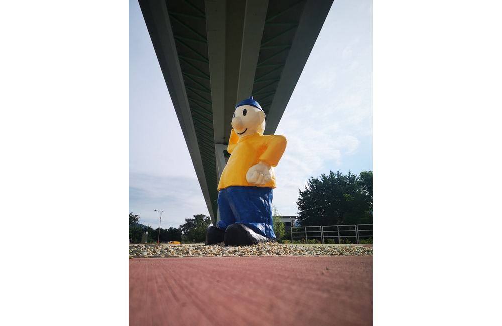 FOTO: Dvojmetrové postavičky strážia ihrisko pod diaľnicou. Takto vyzeral príchod Pata a Mata na svet, foto 17