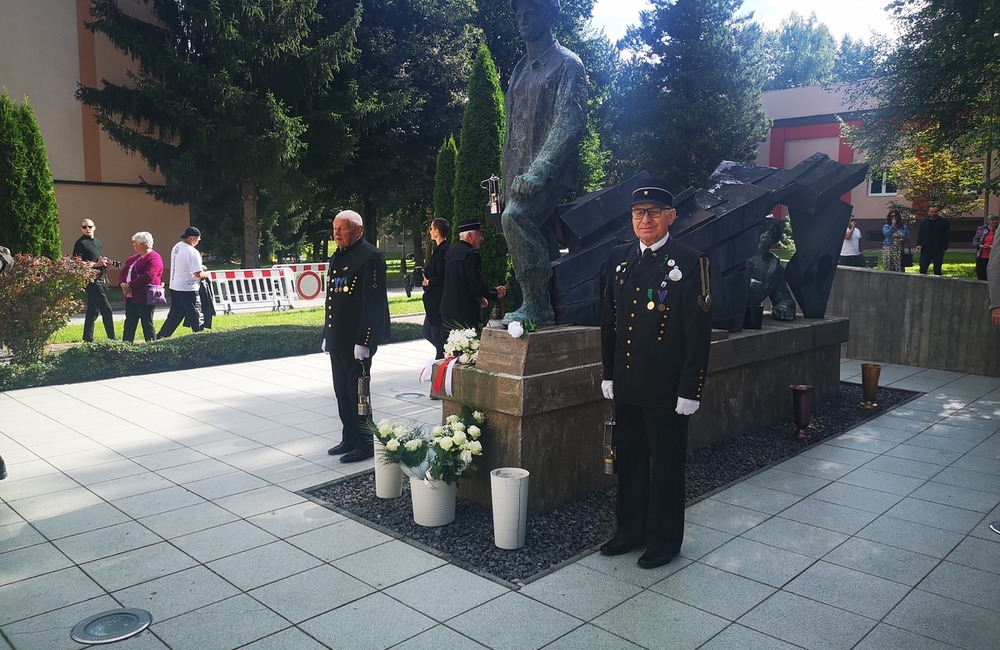 FOTO: Deň Bielych ruží v Handlovej.  Od najväčšieho banského nešťastia v Bani Handlová uplynulo 14 rokov, foto 8