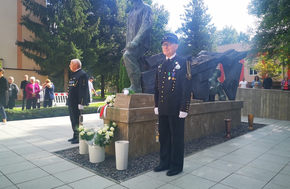 FOTO: Deň Bielych ruží v Handlovej.  Od najväčšieho banského nešťastia v Bani Handlová uplynulo 14 rokov, foto 9