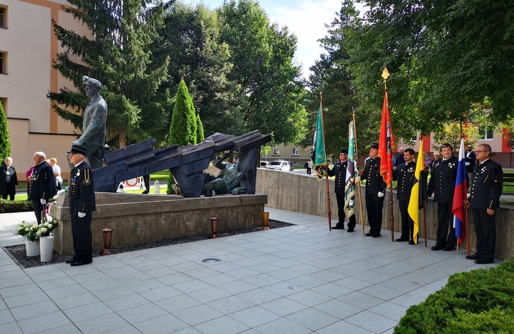 FOTO: Deň Bielych ruží v Handlovej.  Od najväčšieho banského nešťastia v Bani Handlová uplynulo 14 rokov, foto 10