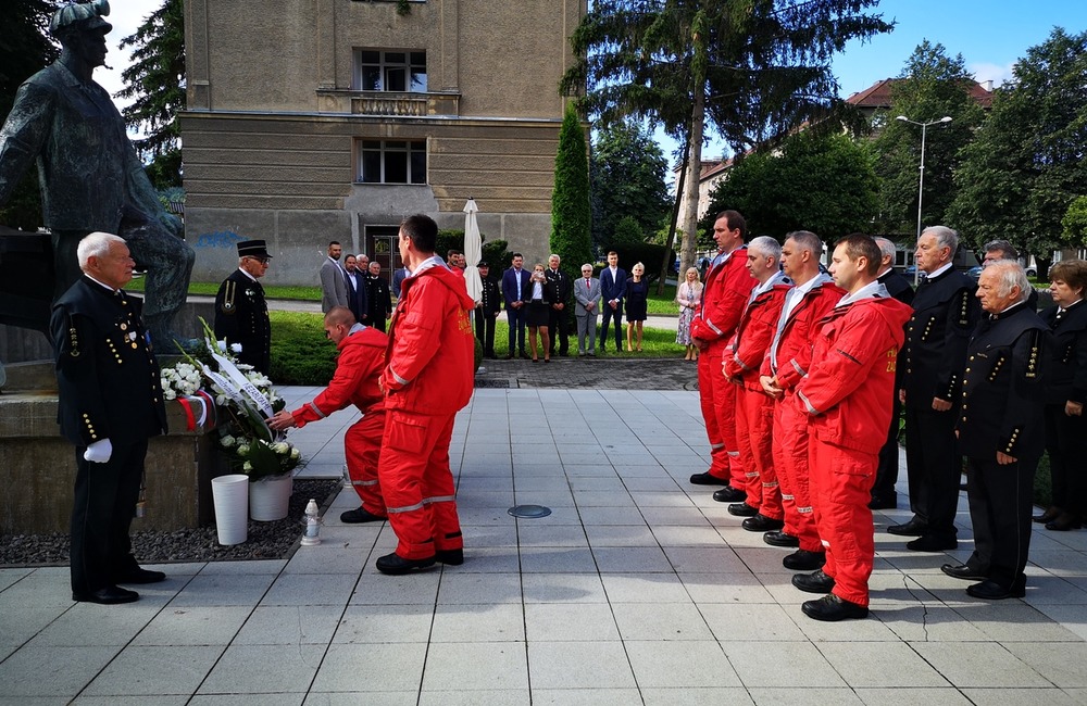 FOTO: Deň Bielych ruží v Handlovej.  Od najväčšieho banského nešťastia v Bani Handlová uplynulo 14 rokov, foto 12