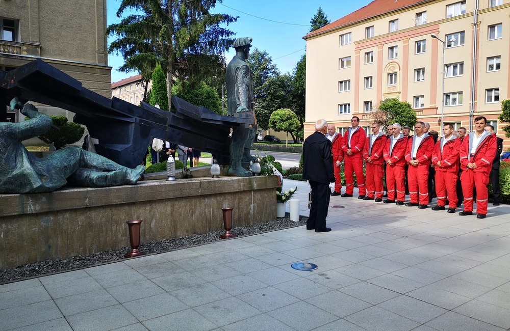 FOTO: Deň Bielych ruží v Handlovej.  Od najväčšieho banského nešťastia v Bani Handlová uplynulo 14 rokov, foto 14