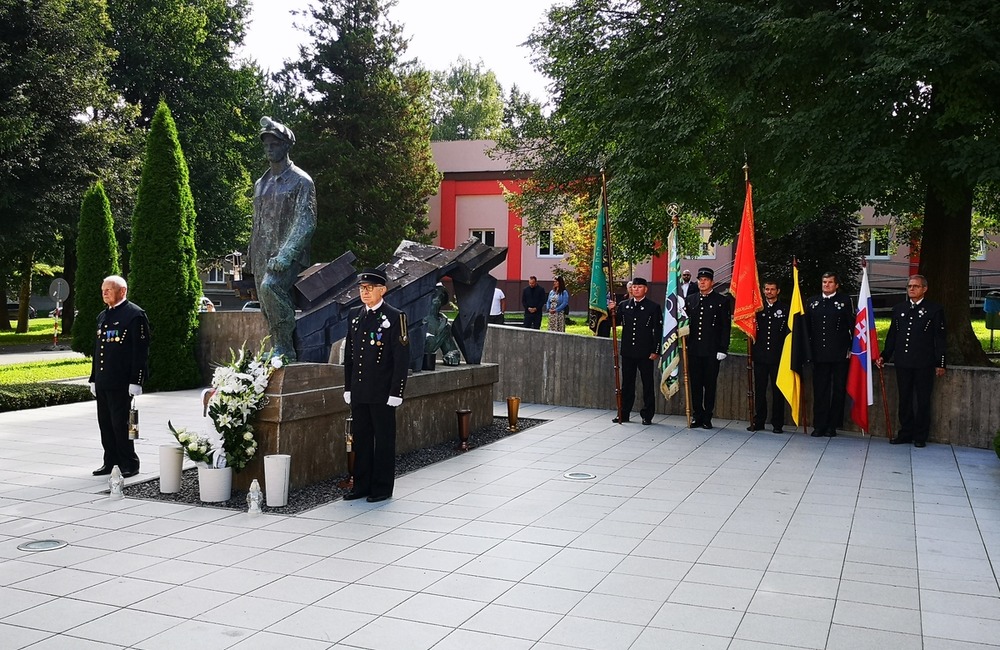 FOTO: Deň Bielych ruží v Handlovej.  Od najväčšieho banského nešťastia v Bani Handlová uplynulo 14 rokov, foto 16