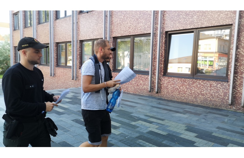 FOTO: Dvojica kamionistov do svojho cieľa nedorazila. Namiesto toho skončili v putách a na súde , foto 3