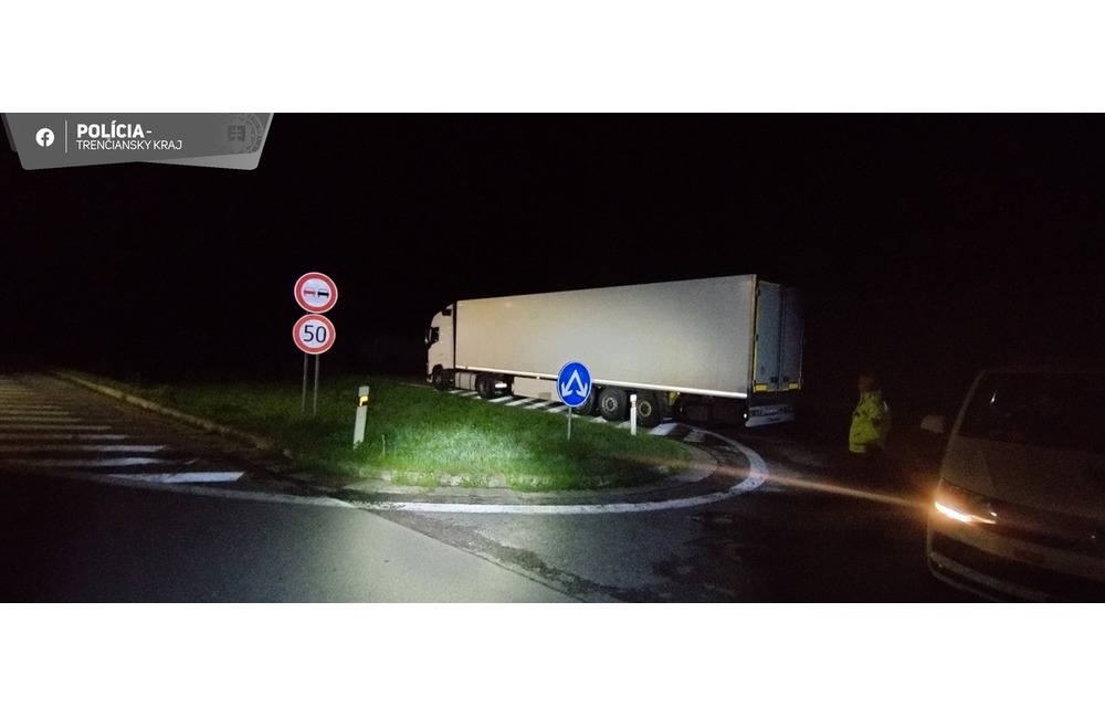 FOTO: Dvojica kamionistov do svojho cieľa nedorazila. Namiesto toho skončili v putách a na súde , foto 7