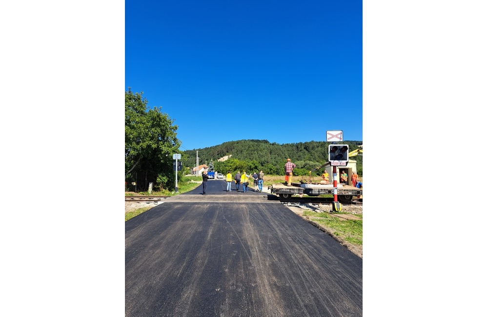 FOTO: To bolo rýchle. Tankodrom na železničnom priecestí v tejto obci je už minulosťou, foto 5