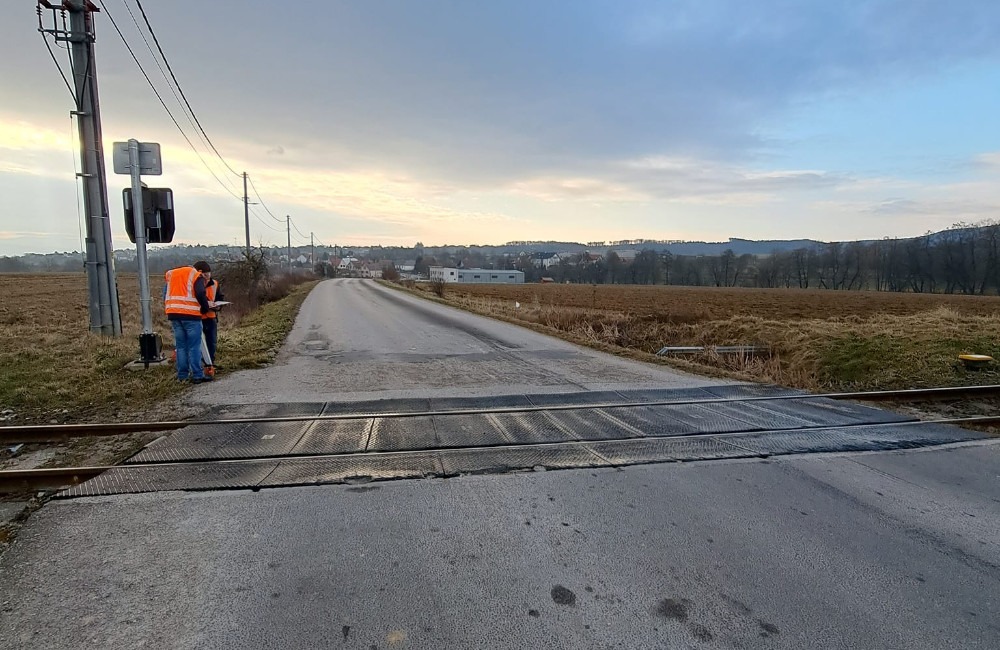 FOTO: To bolo rýchle. Tankodrom na železničnom priecestí v tejto obci je už minulosťou, foto 6
