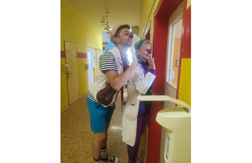 FOTO: V nemocnici bolo veselo. Malým pacientom tam netradiční doktori naordinovali liečbu smiechom, foto 1