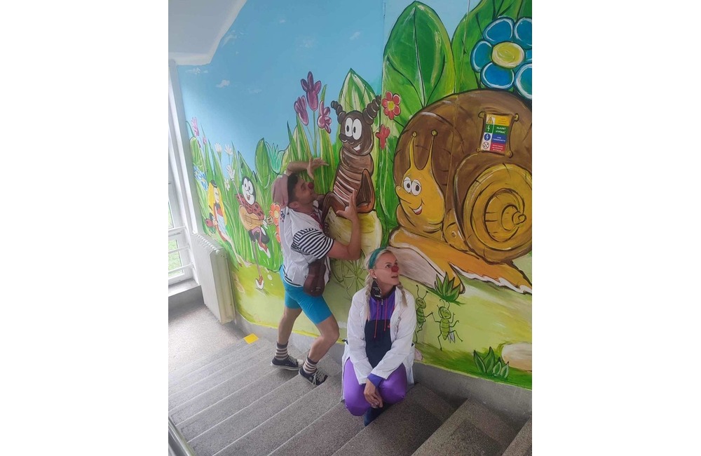 FOTO: V nemocnici bolo veselo. Malým pacientom tam netradiční doktori naordinovali liečbu smiechom, foto 2