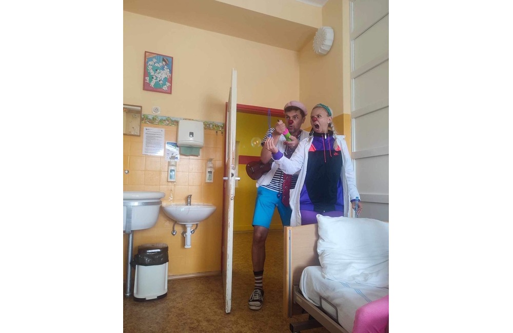 FOTO: V nemocnici bolo veselo. Malým pacientom tam netradiční doktori naordinovali liečbu smiechom, foto 3