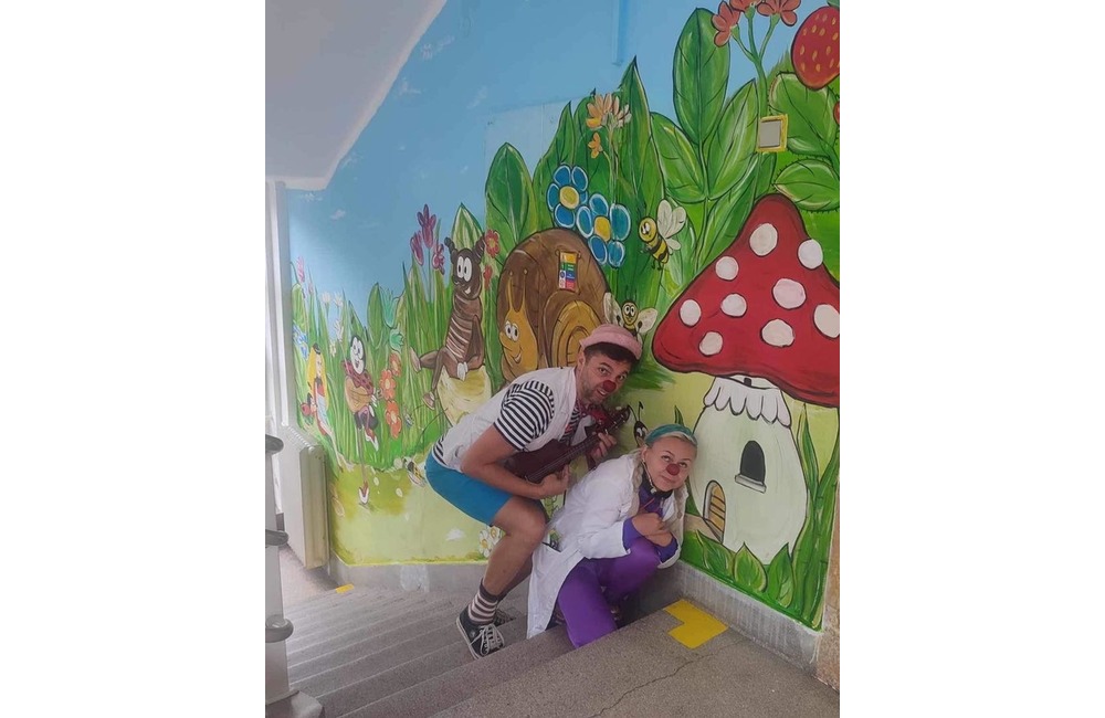 FOTO: V nemocnici bolo veselo. Malým pacientom tam netradiční doktori naordinovali liečbu smiechom, foto 4