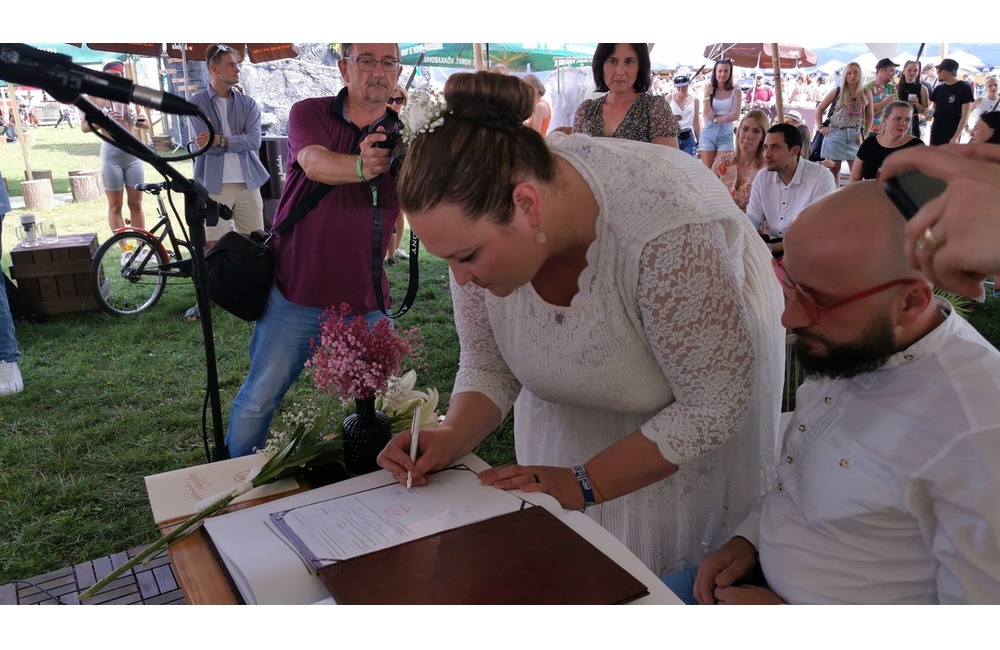 FOTO: Svadobný ošiaľ na hudobnom festivale v Trenčíne. ÁNO si tu povedalo 6 zaľúbených párov, foto 1